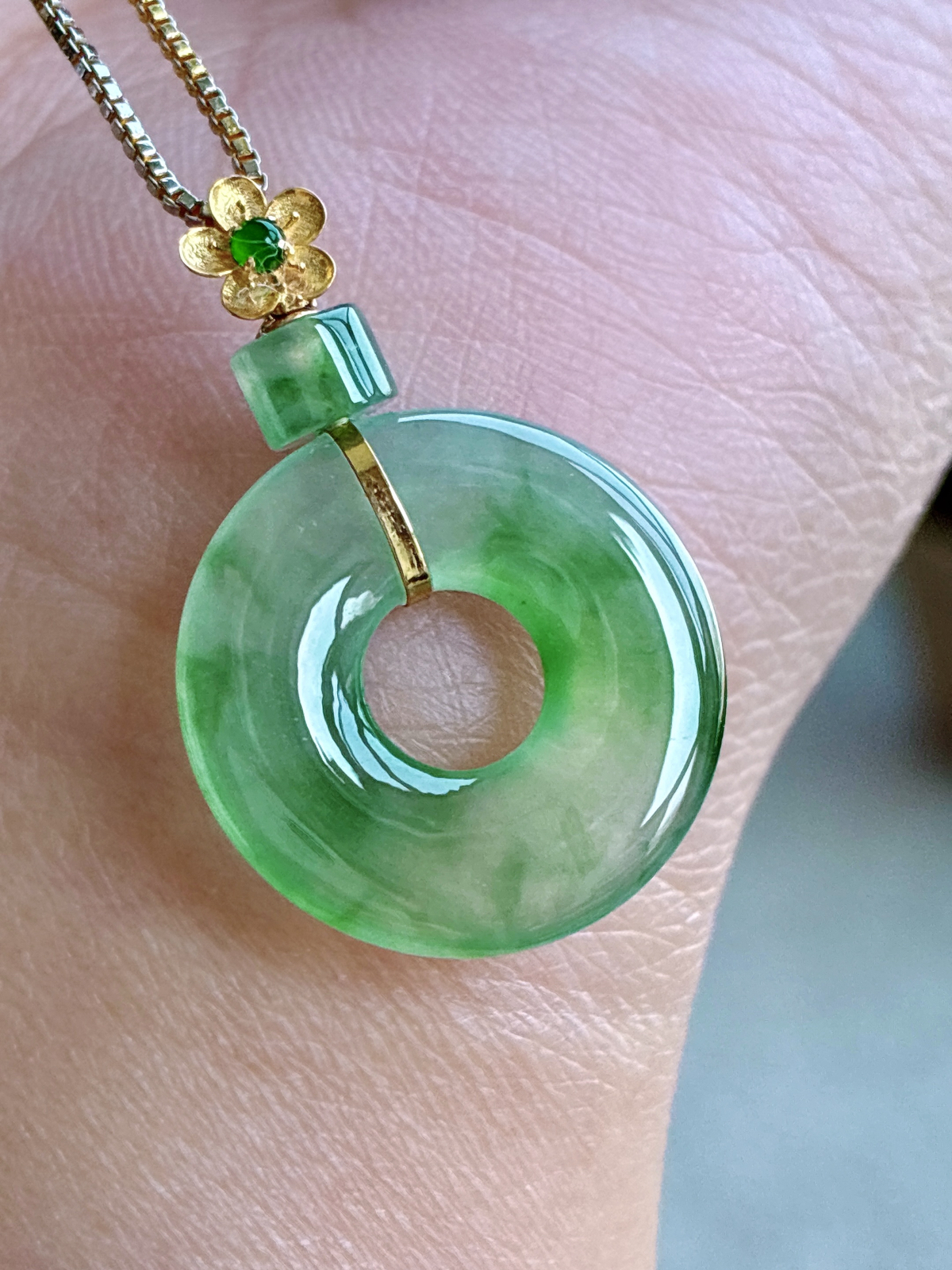 【镶嵌】🫧冰飘绿花甜甜圈吊坠  
【说明】缅料 18k金镶嵌 性价比高 飘花
【整体】27
【裸石】