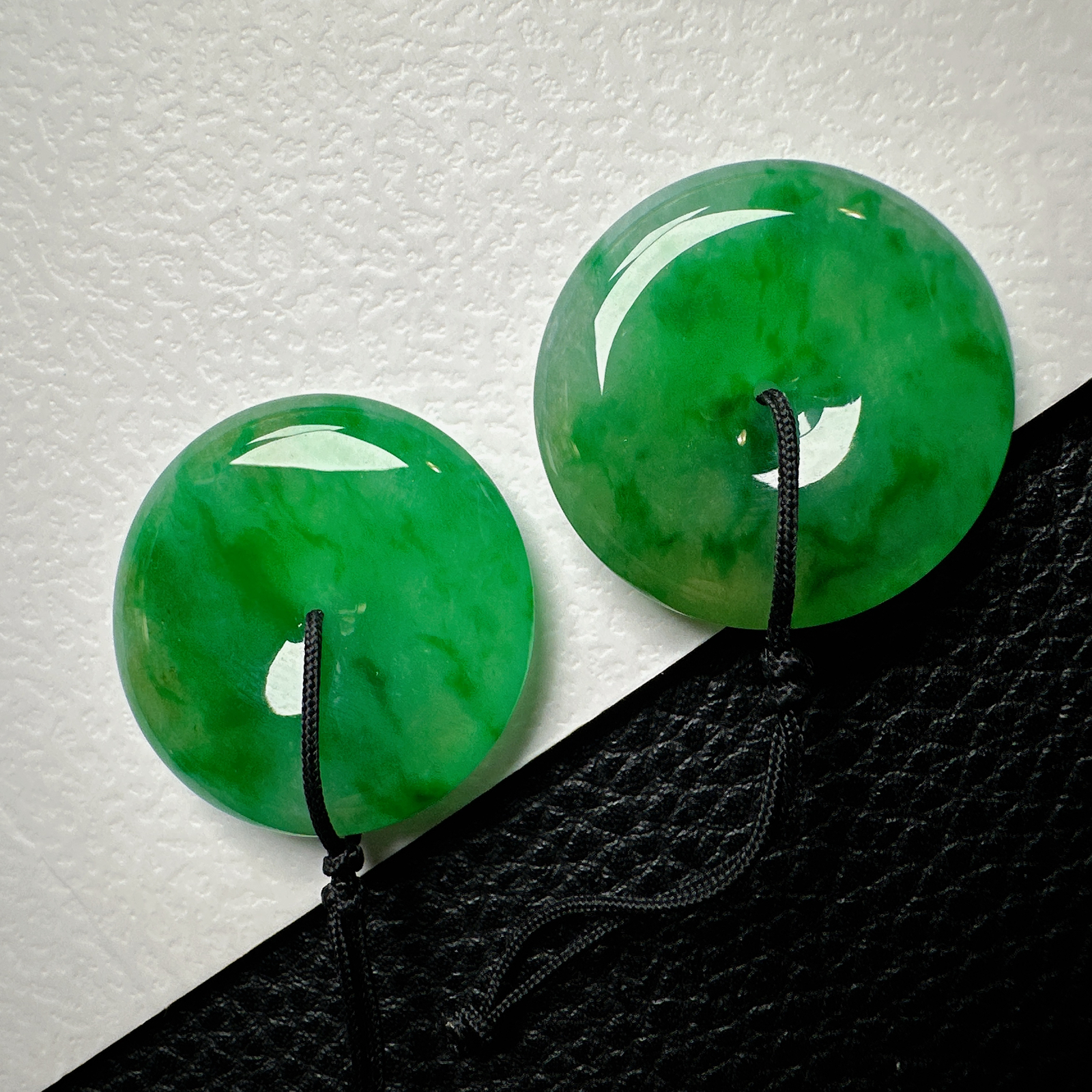 【冰种黄加绿平安扣一对】质地细腻，难得的冰润度，难得的好颜色，韵味十足，古色古香。