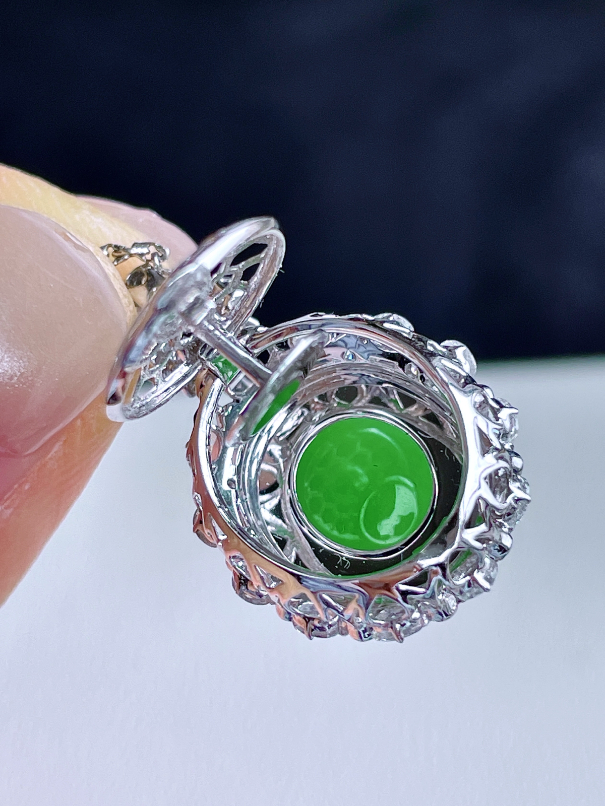 【镶嵌】高冰阳绿大蛋面满绿大鸽子蛋吊坠  
【说明】18k金镶嵌 性价比高  
【整体】27-17-12.7
【裸石】14.5-12-5.2