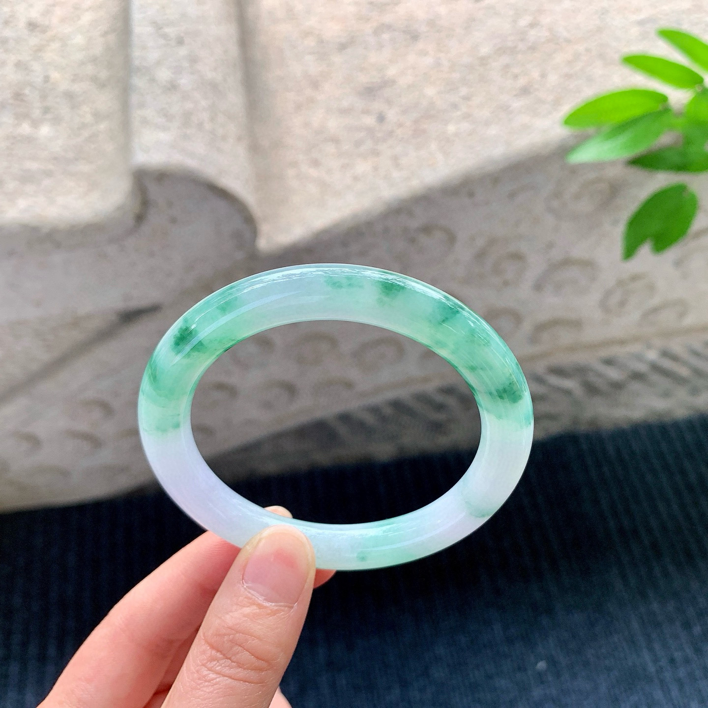 圆条55 56
【圈口】56.1/9/9.4
【描述】细糯飘绿花，水润，种老，细腻，无纹裂！