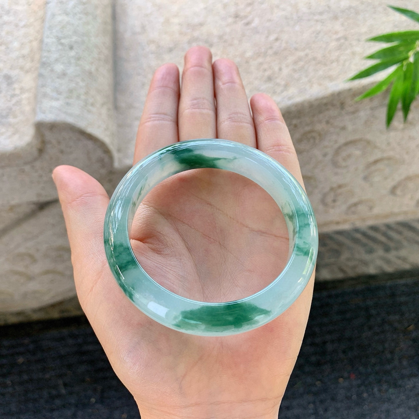 正圈55 56
【圈口】56/12.1/8.6
【描述】冰糯飘花，水润，种老，细腻，无纹裂！