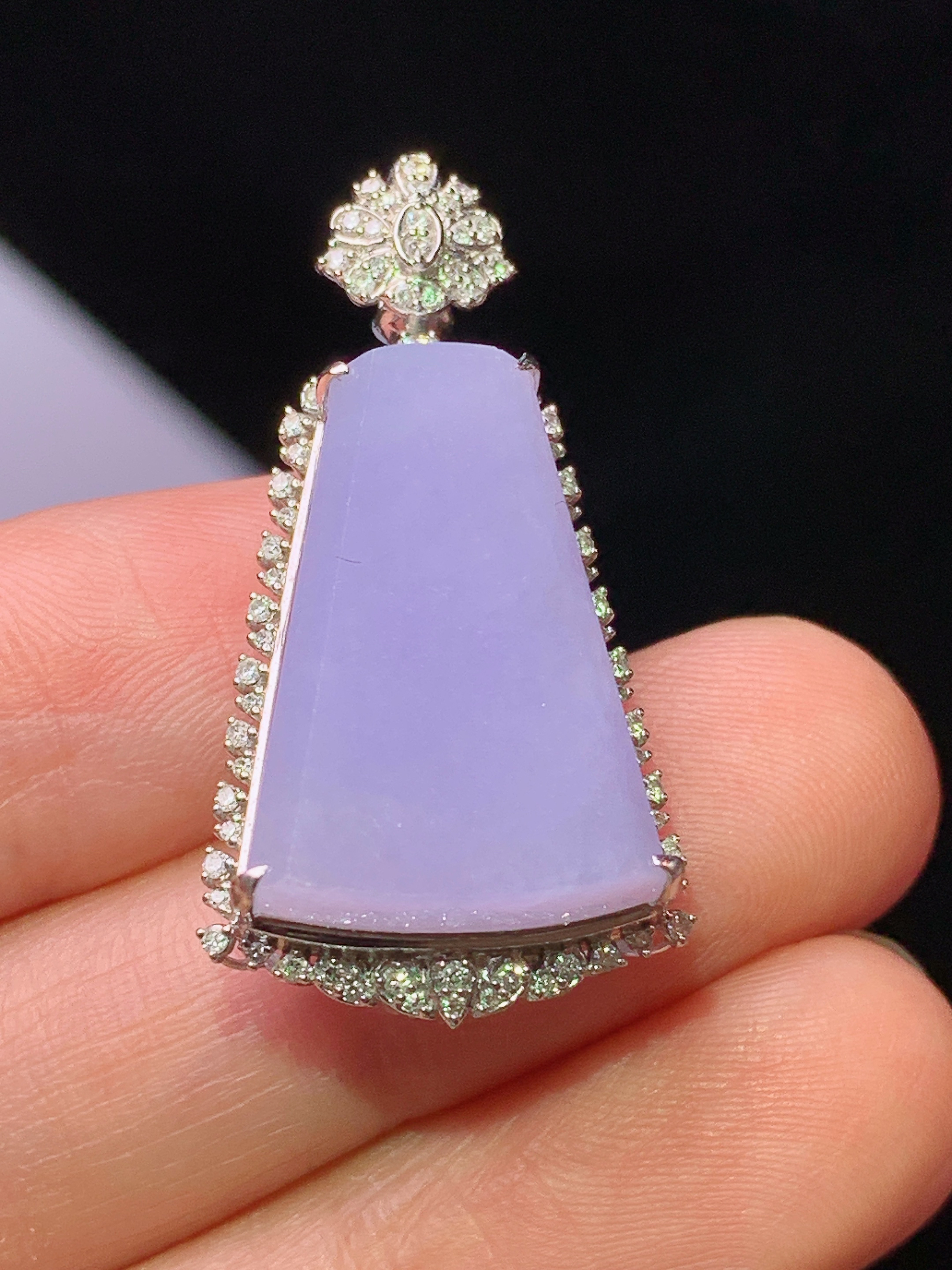 18k金钻镶嵌紫罗兰无事牌吊坠 玉质细腻 色泽艳丽清新 水润亮眼 整体尺寸33.3*17.2*10y4