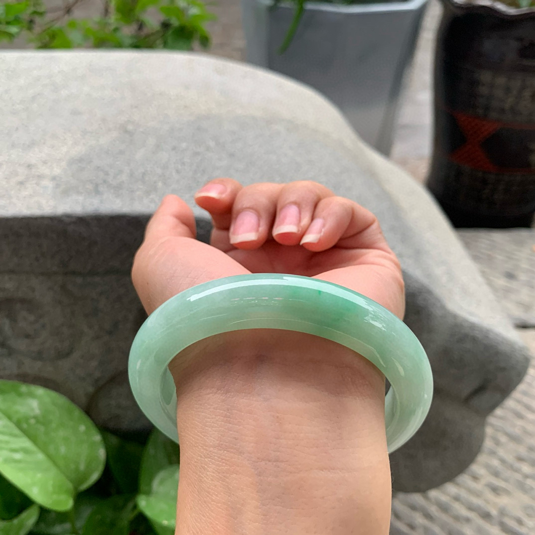 大圈口 63.5-12.4-10    冰果绿正圈手镯。 一丝棉