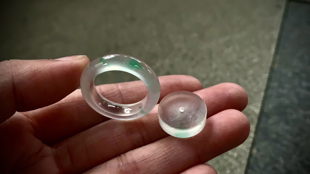 ️ 玻璃种戒圈一套，胶感爆棚，起强荧光。通透度极高，肉眼可见的纯净，质感通透如冰。
尺寸16.2×5/6×4.6，圈口16