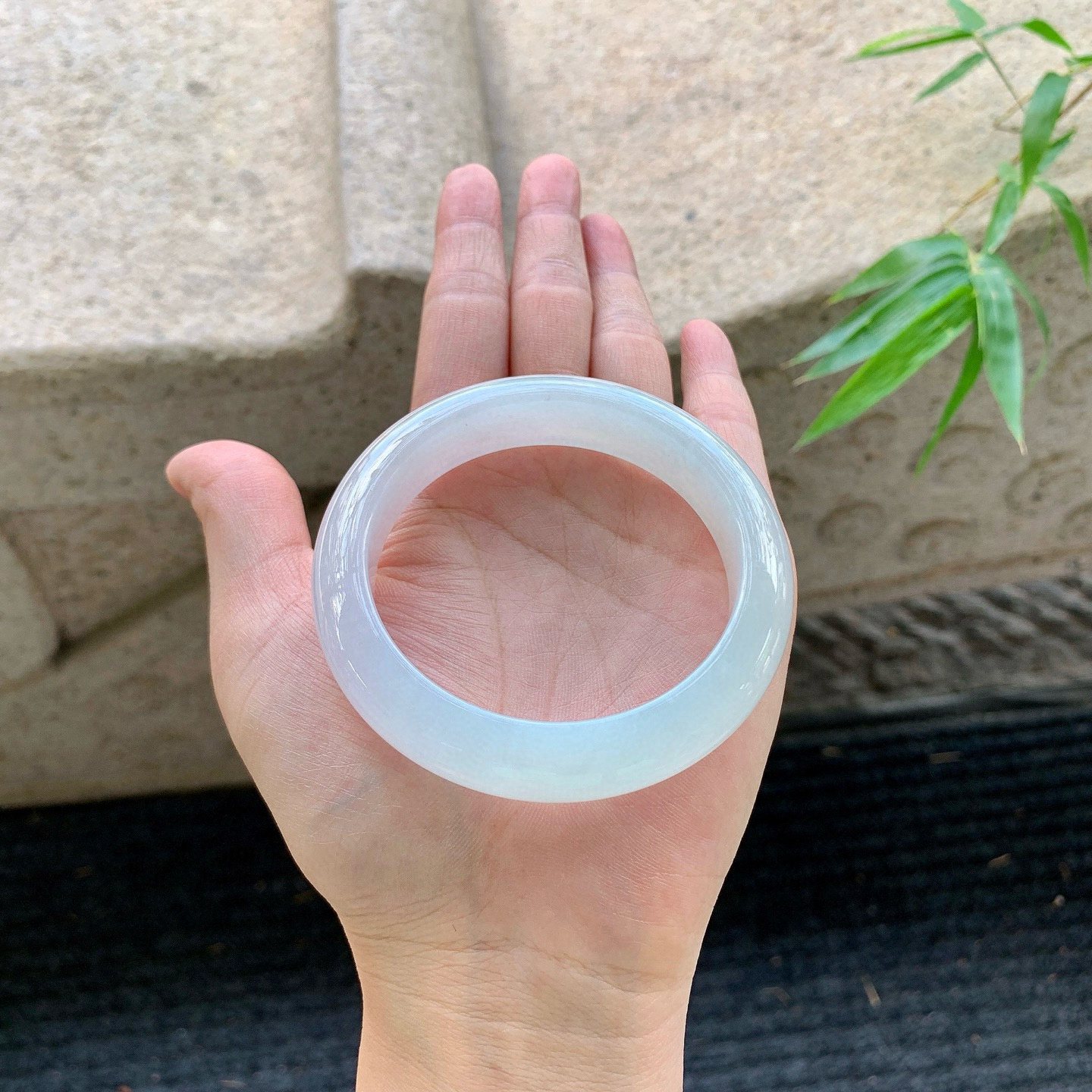 正圈54 55
【圈口】55/12.7/8.8
【描述】冰淡椿彩，水润，种老，细腻，无纹裂！