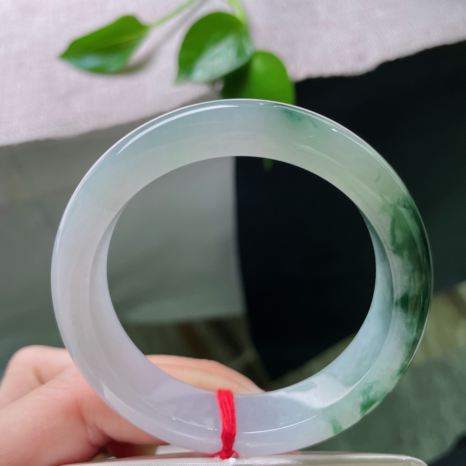 52.5/13.4/8.5，冰飘花正圈，丝丝缕缕，腕间藏山水，花自水中来。晶体纹..