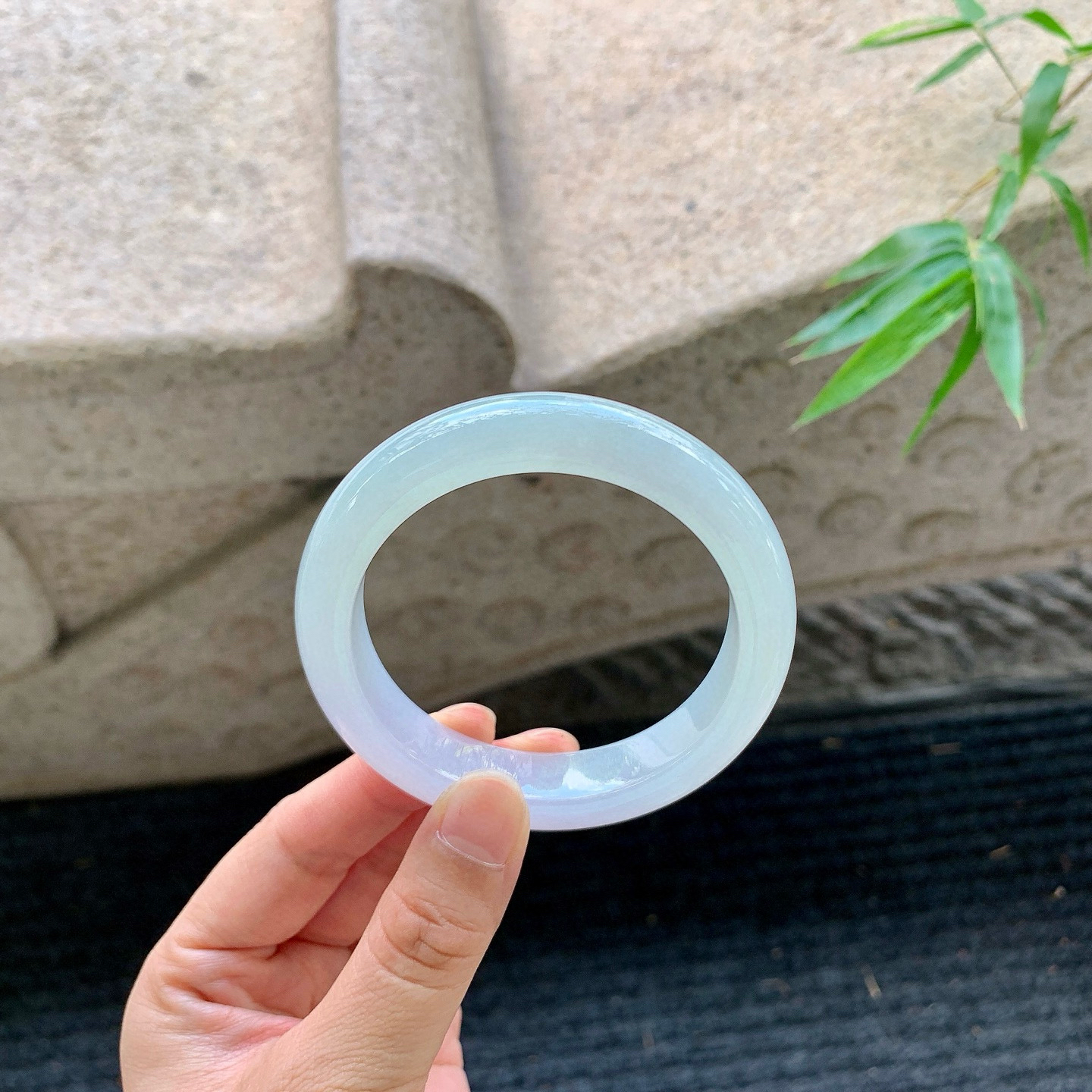 正圈54 55
【圈口】55/12.7/8.8
【描述】冰淡椿彩，水润，种老，细腻，无纹裂！