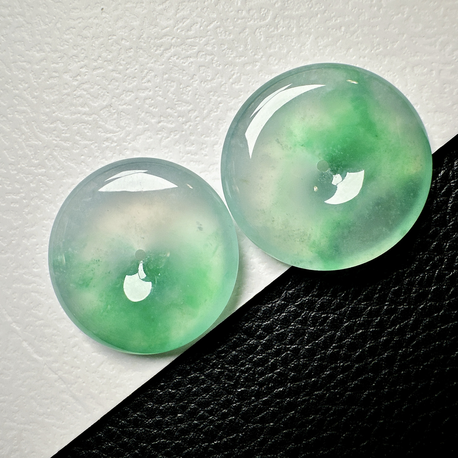 【冰种飘绿平安扣一对】质地非常细腻干净，冰润十足，种老冰透，收藏品质