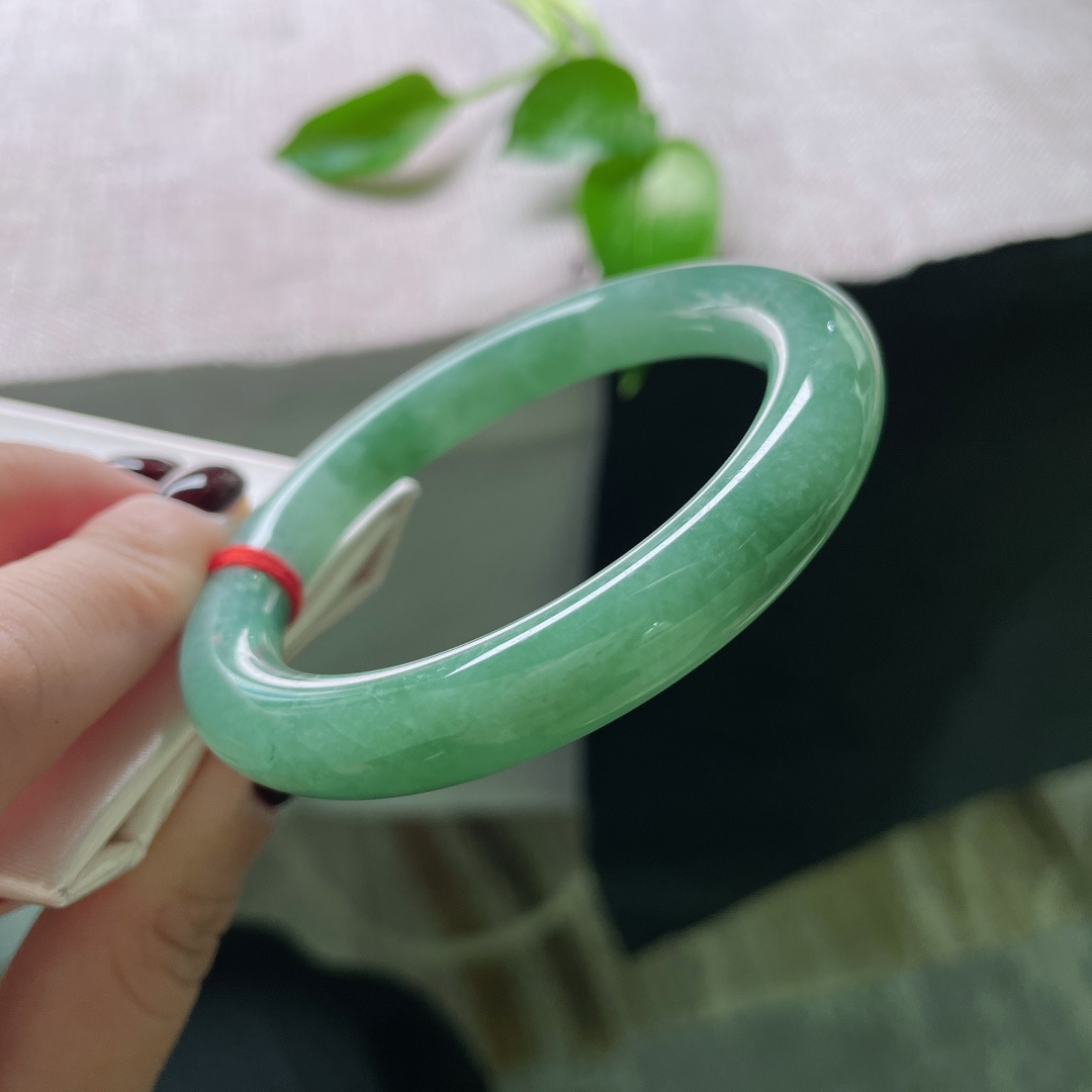 54.8/9.7，绿底圆条，水头好，瑰姿艳逸，镯型圆润饱满，皮纹，ss50145a