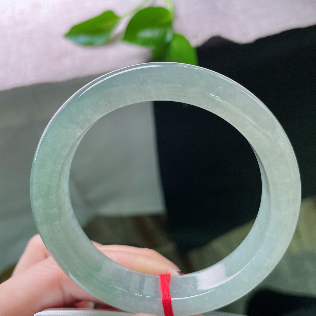 56/12.5/8.5，冰蓝正圈，晶莹剔透，是一种清冷、纯净、又暗藏故事的颜色。，ss50198a