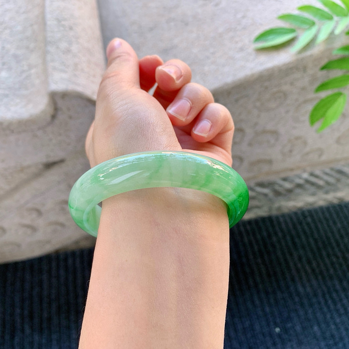 正圈55 56
【圈口】56.8/13/8.4
【描述】冰糯辣绿，水润，种老，细腻，无纹裂！