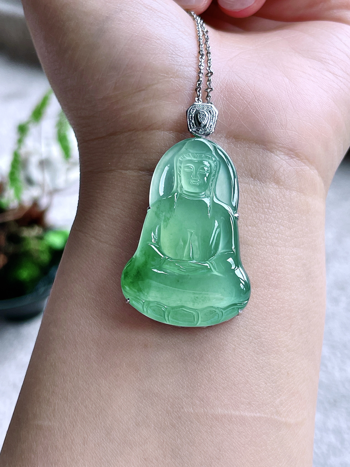 【镶嵌】高冰晴绿观音素衣观音吊坠  
【说明】缅料 18k金镶嵌 性价比高  
【整体】48.8-27-7.3
【裸石】40.5-27-5.4