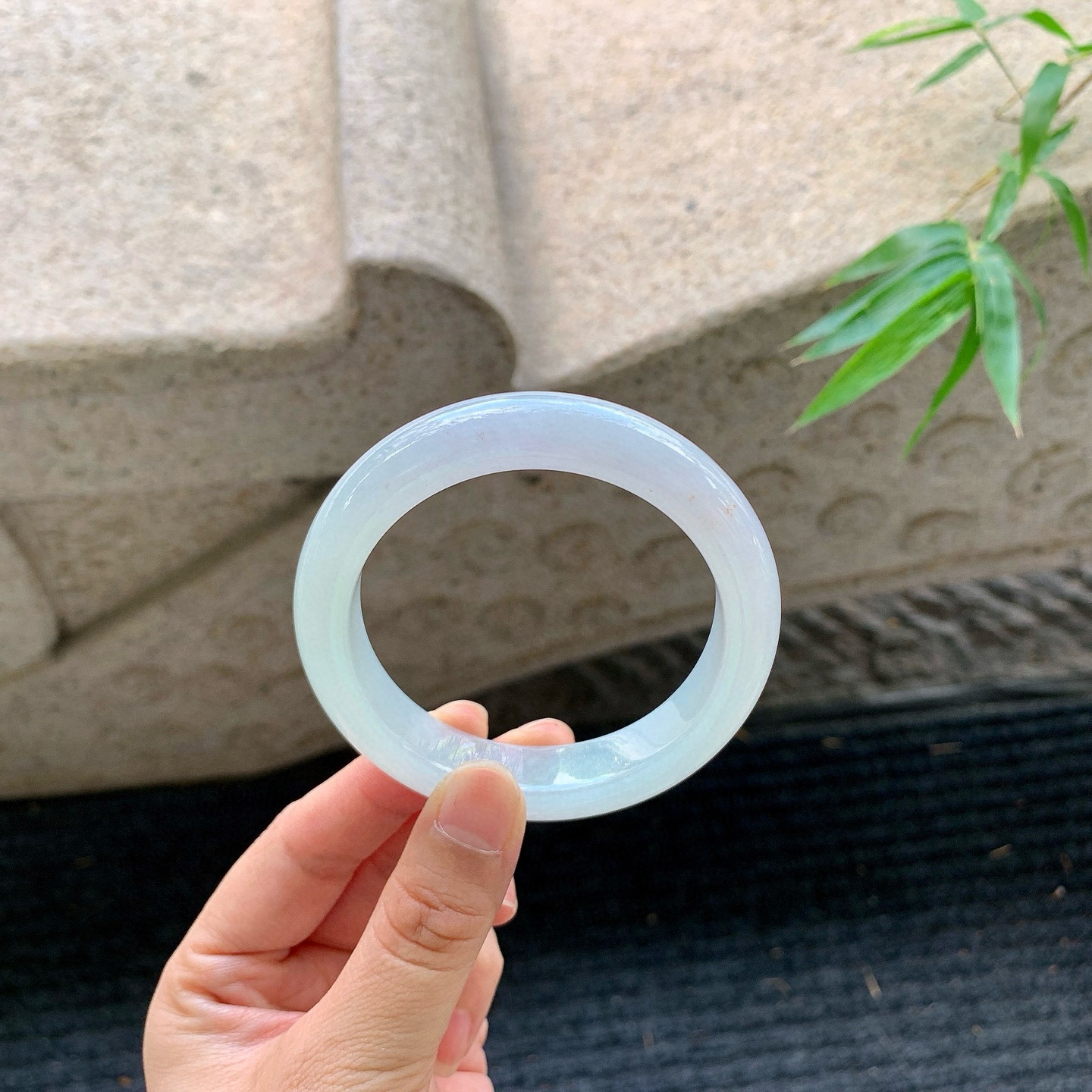 正圈54 55
【圈口】55/12.7/8.8
【描述】冰淡椿彩，水润，种老，细腻，无纹裂！