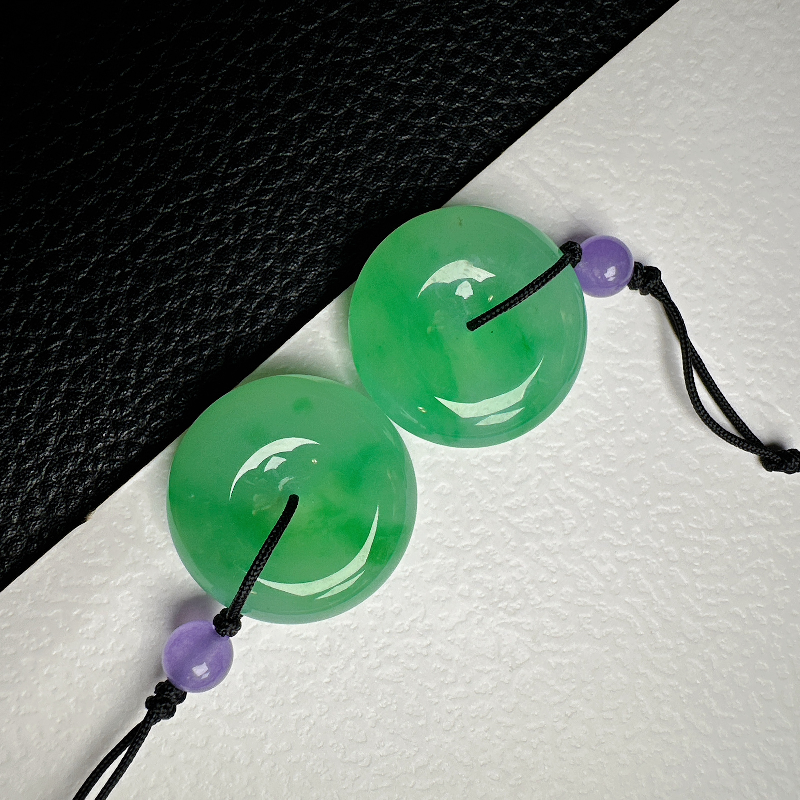 【冰种阳绿平安扣一对】质地非常细腻干净，冰润十足，种老冰透，收藏品质