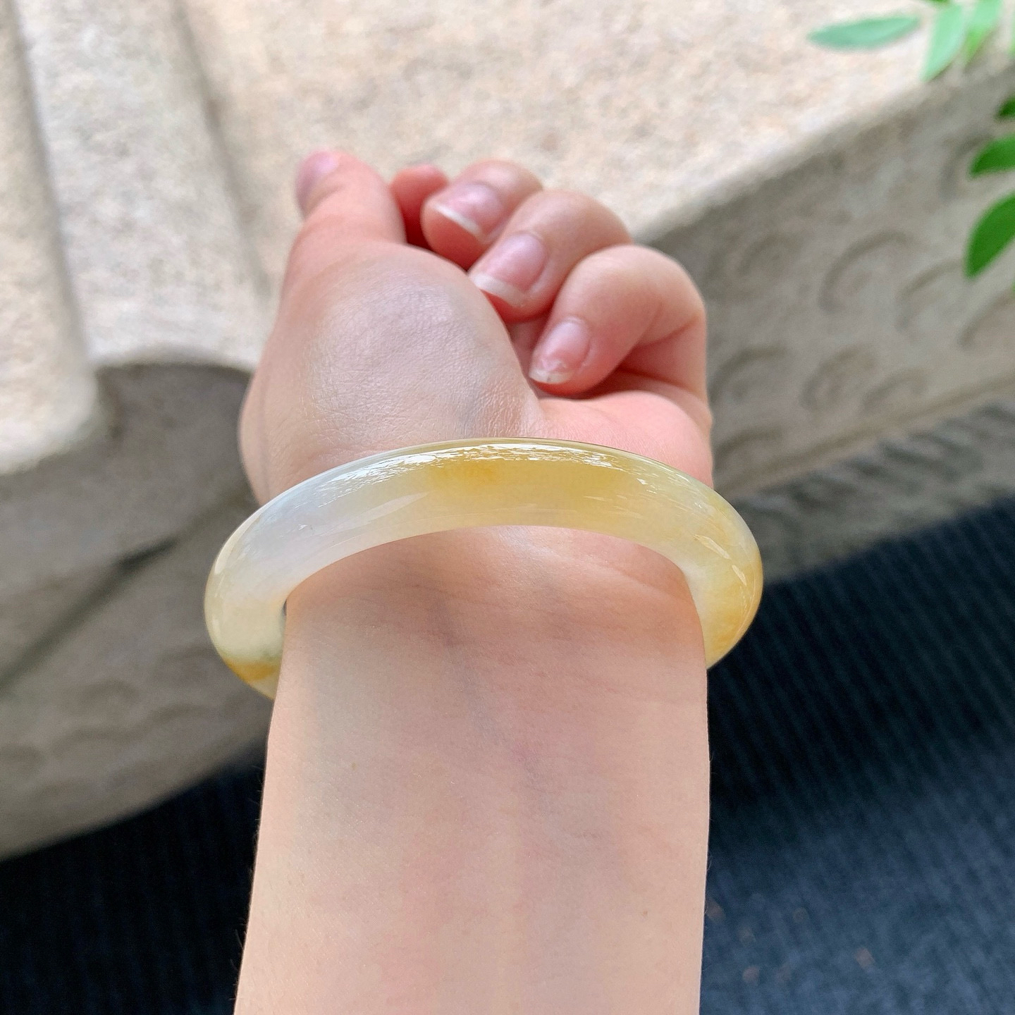 圆条49 50
【圈口】50.5/9/9
【描述】冰糯黄翡，水润，种老，细腻，无纹裂！