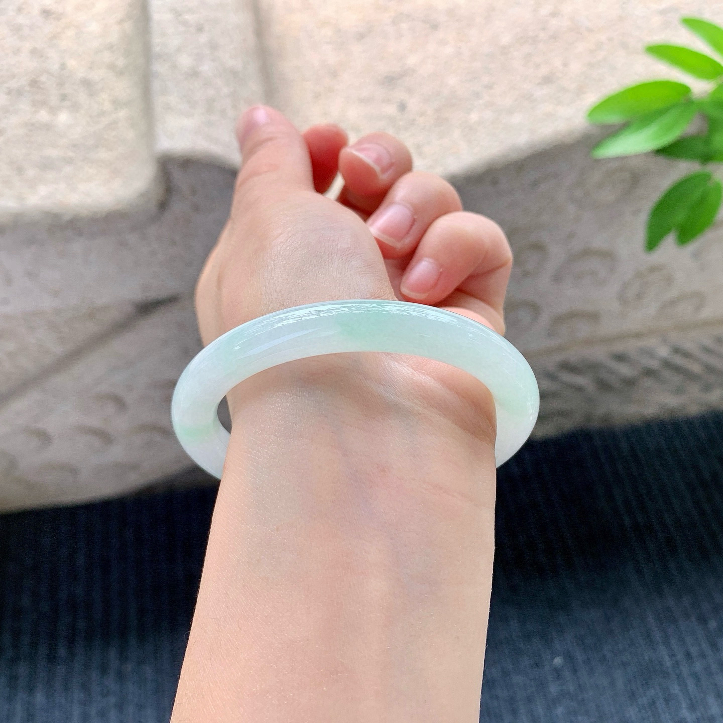 圆条54 55
【圈口】55/8.5/8.3
【描述】糯冰飘绿，水润，种老，细腻，无裂纹！