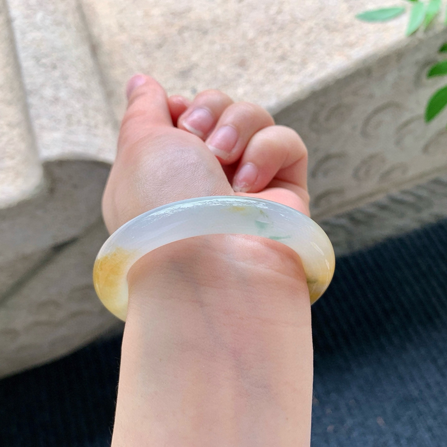 圆条49 50
【圈口】50.5/9/9
【描述】冰糯黄翡，水润，种老，细腻，无纹裂！