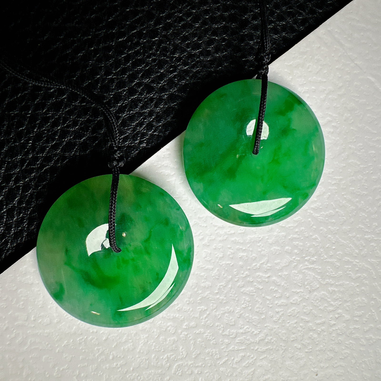 【冰种黄加绿平安扣一对】质地细腻，难得的冰润度，难得的好颜色，韵味十足，古色古香。