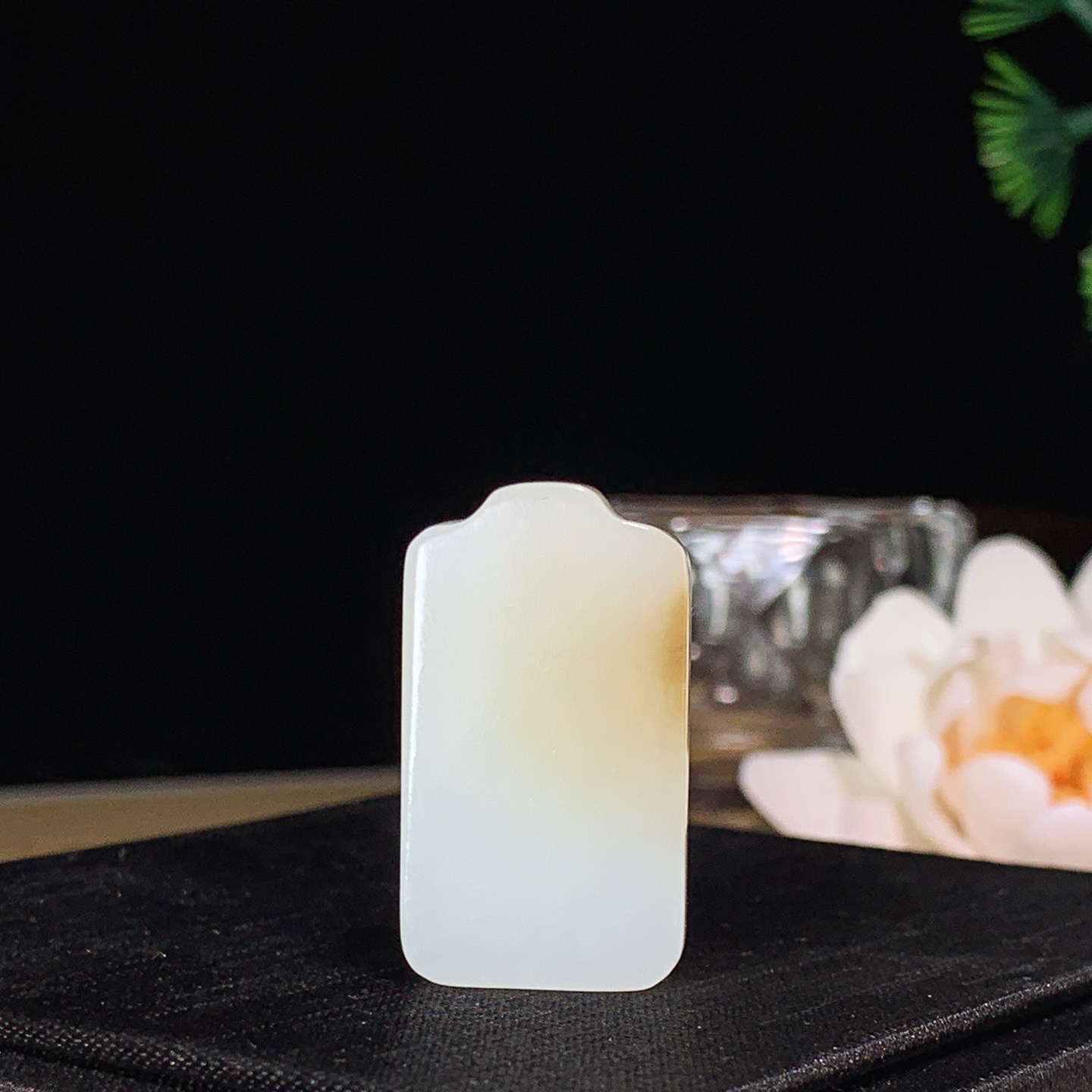 新疆和田玉且末糖平安无事牌挂件。尺寸32/18/8重13.2克 玉质细腻油润 底色纯净 脂粉好，品质