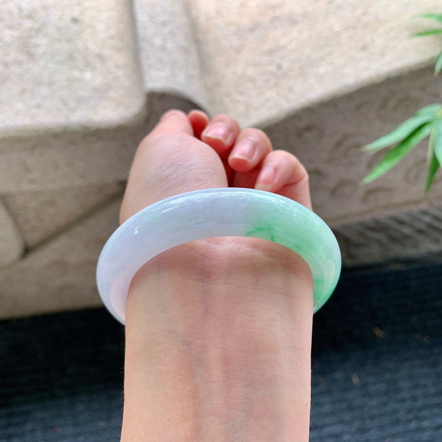 正圈51 52
【圈口】52.7/12.7/9.2
【描述】春彩，水润，种老，细腻，无纹裂！