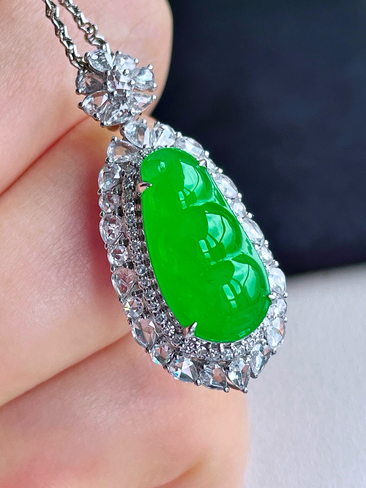 【镶嵌】高冰阳绿豆子阳绿福豆吊坠  
【说明】缅料 18k金镶嵌 性价比高  
【整体】32.5-