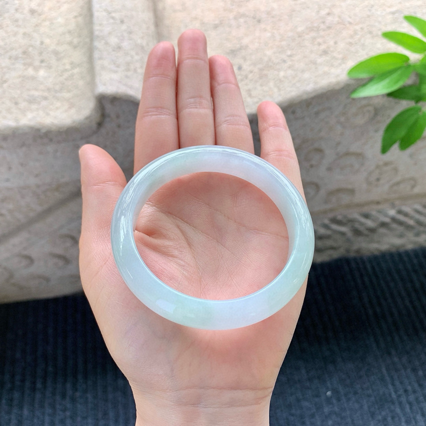 正圈56 57
【圈口】57/12/7.8
【描述】糯冰淡椿彩，水润，种老，细腻，无裂纹！