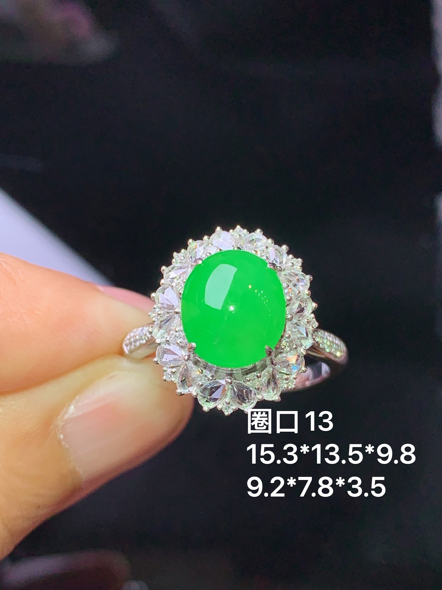 18k金钻镶嵌翠绿蛋面膜戒指 玉质细腻 色泽艳丽清新 水润亮眼 圈口13 整体尺寸16.3*13.5*9.8k1