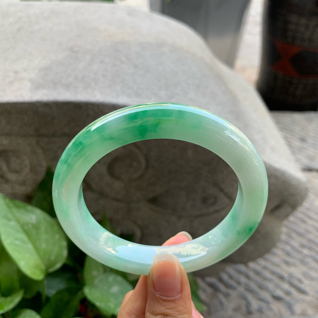 大圈口63.4-12.4-10.5     阳绿正圈手镯 无纹裂