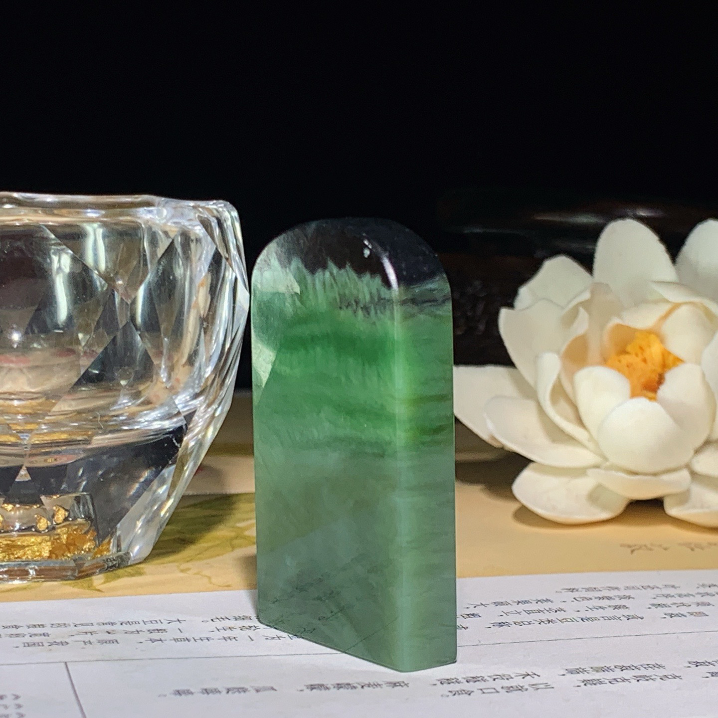 和田玉俄罗斯碧玉平安无事牌挂件。尺寸48/28/8重30.8克 玉质细腻油润。手推出油。品相大气 lt260402