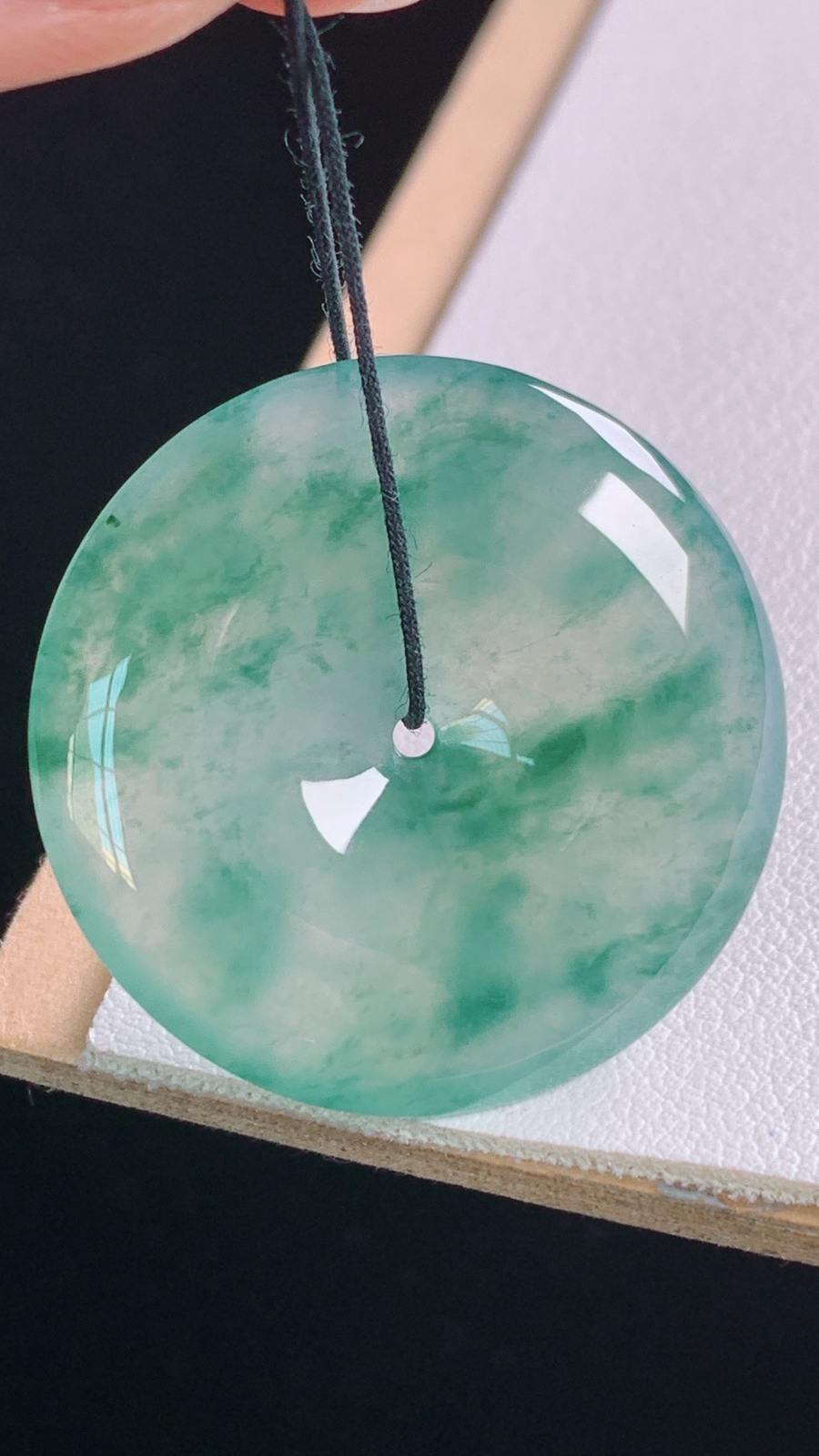 冰飘花平安扣
花色灵动，水润清爽
尺寸:29.2-5.4mm