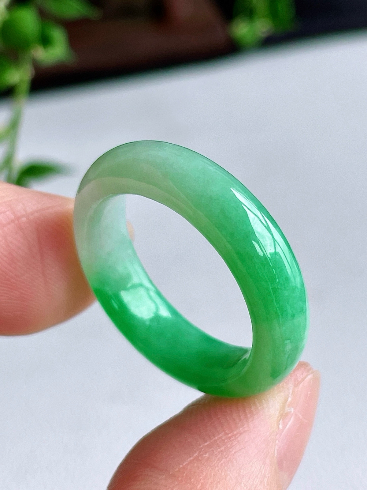 【裸石】冰飘阳绿戒圈指环
【说明】缅料 性价比高  
【尺寸】5.9-4
【圈口】19号