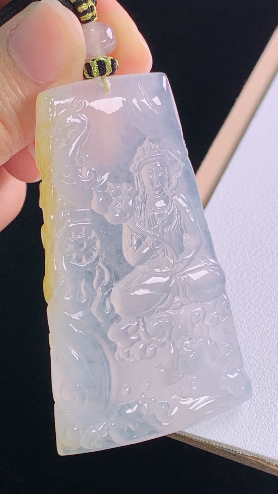 冰黄大势至菩萨
天然黄翡，冰透起光
尺寸:73.2-64.5-38.0-5.0mm