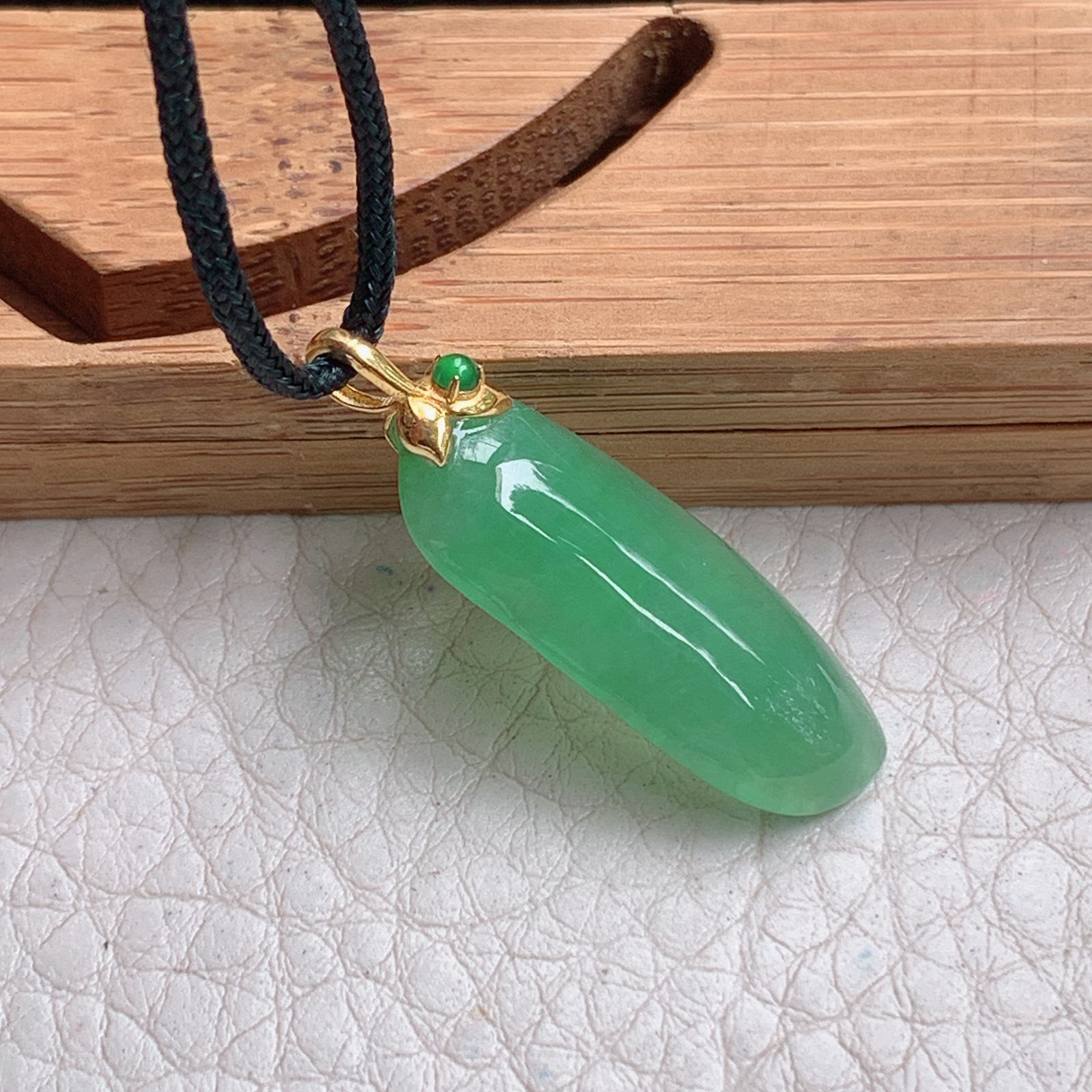 zz3实拍28*11.3*4.3缅甸翡翠满绿精美小福瓜小吊坠 镶金锁骨坠