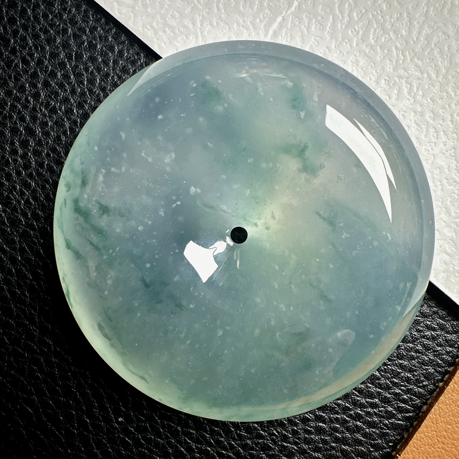 【冰种飘花巨无霸大扣】质地细腻，冰润十足，种老冰透，荧光闪耀，收藏品质。