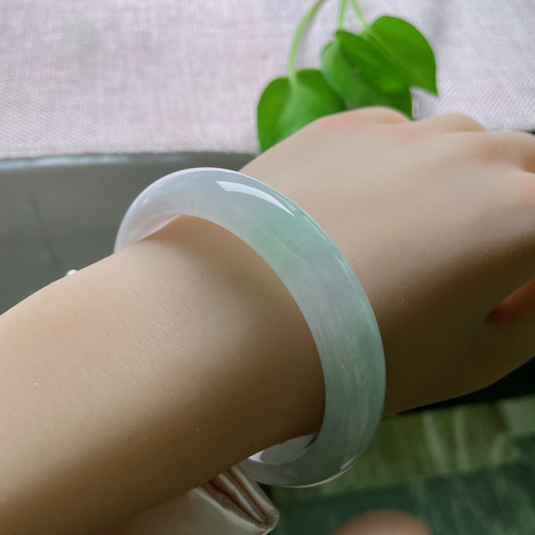 57/13.1/8.2，淡绿底正圈，水头好，质地温润细腻，软玉温香，棉团，ss49807a