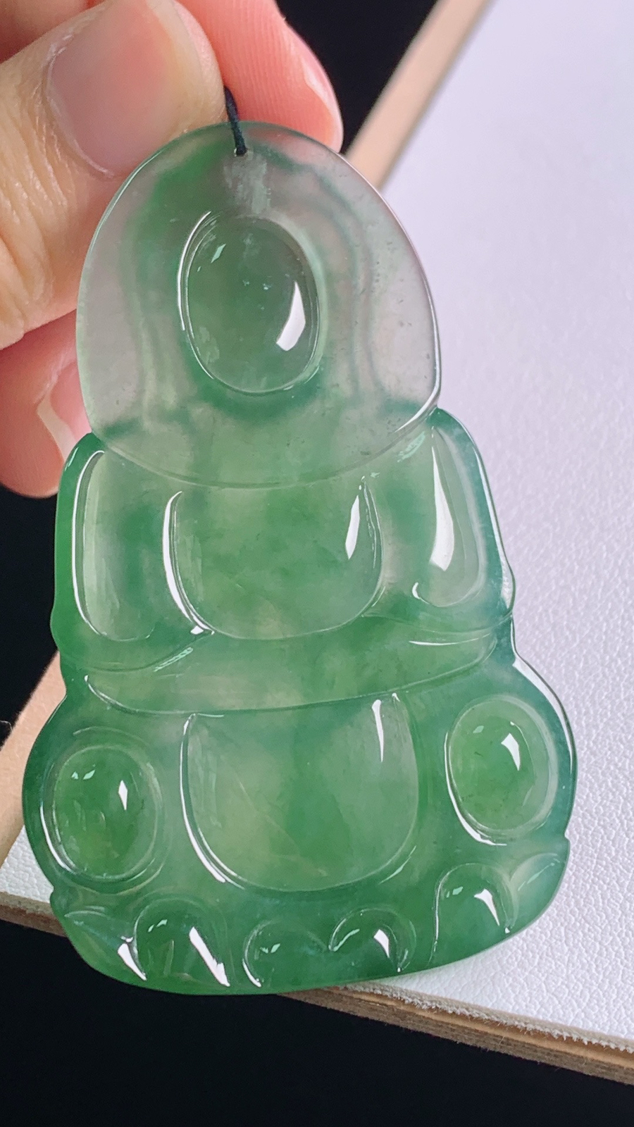 冰晴观音
种色俱佳，水润细腻
尺寸:61.7-38.6-6.1mm