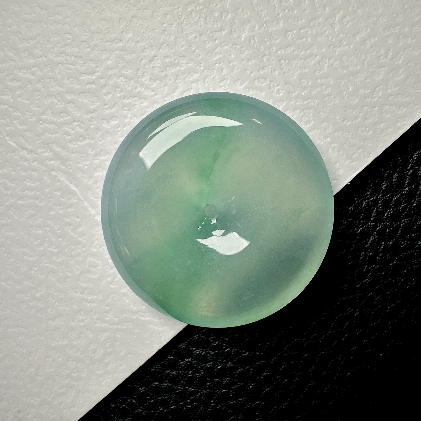 【冰种飘淡绿平安扣】质地细腻，品质很好，冰感十足，胶感明显，收藏品质。