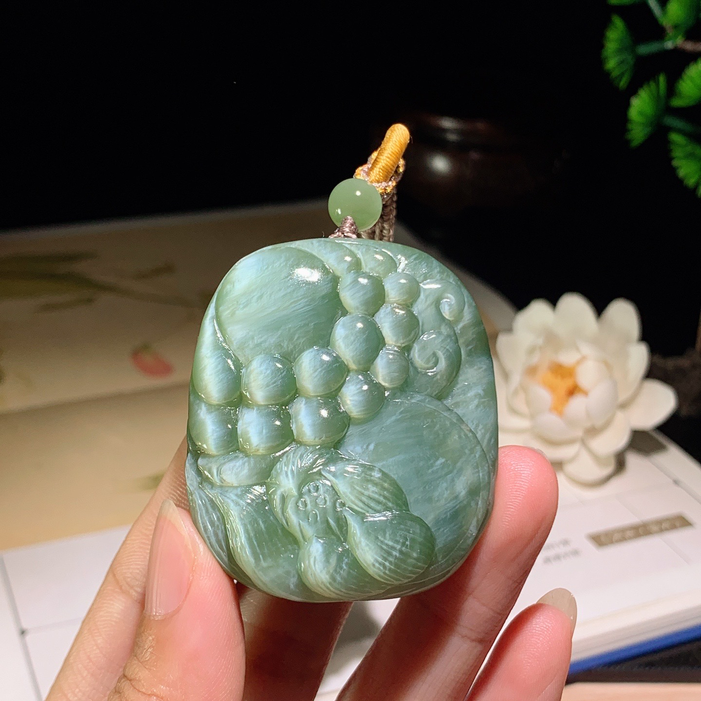 和田玉俄罗斯碧玉粉青猫眼观音挂件。尺寸51/43/19重69.8克 玉质细腻油润。手推出油。品相大气 lt260402