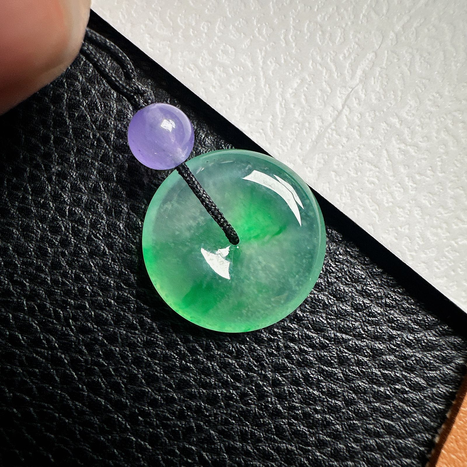 【冰种飘阳绿平安扣】质地细腻，品质很好，冰感十足，胶感明显，收藏品质