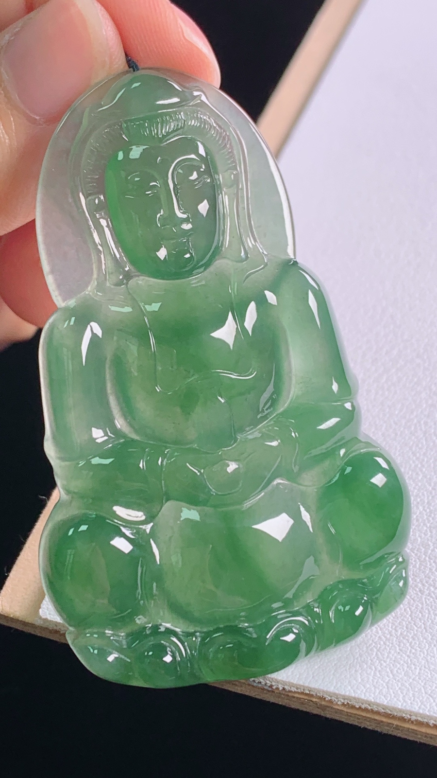 冰晴观音
种色俱佳，水润细腻
尺寸:61.7-38.6-6.1mm