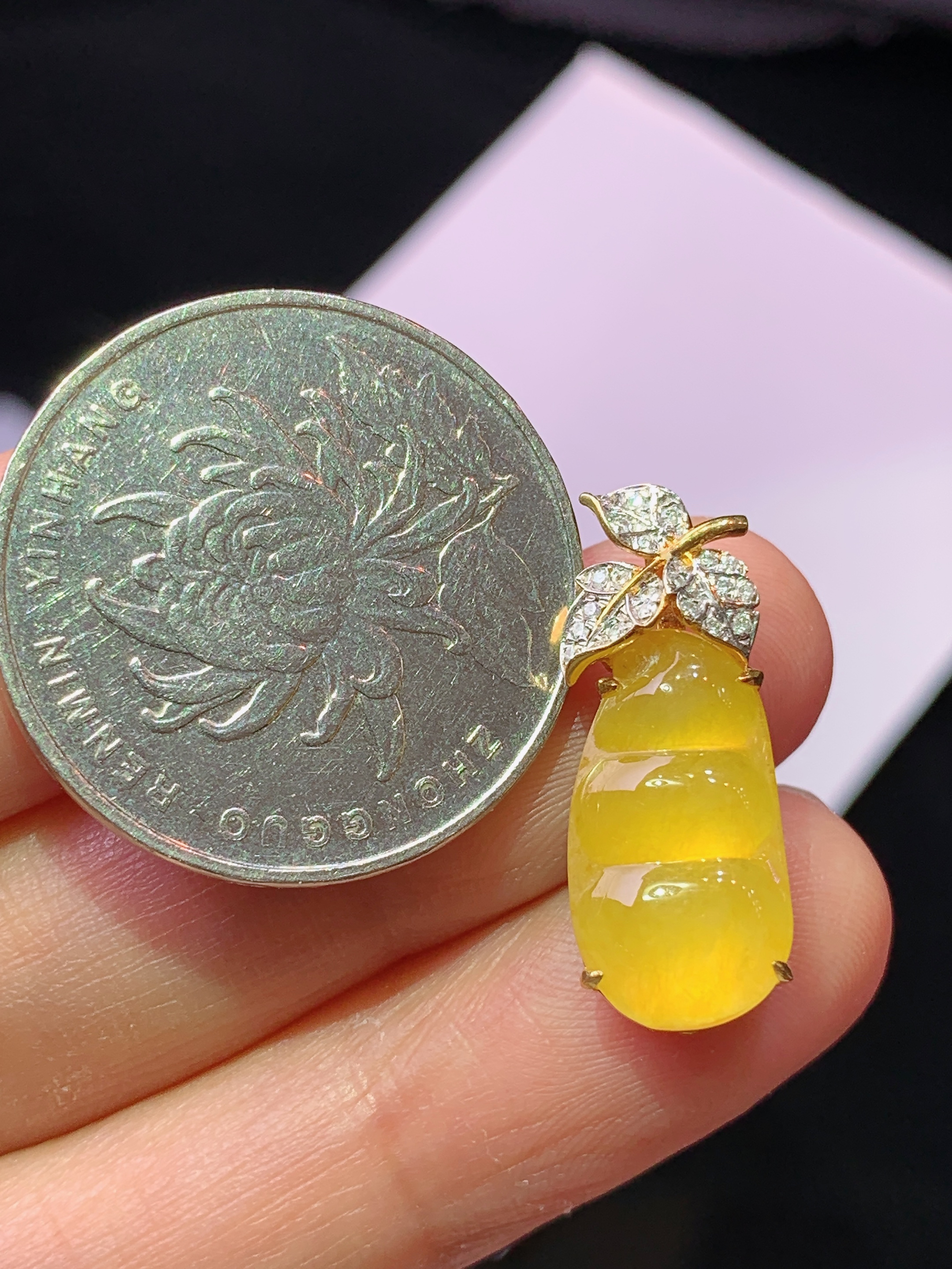 18k金钻镶嵌黄翡四季豆吊坠 玉质细腻 色泽艳丽清新 水润亮眼 整体尺寸22.6*8.8*6m5