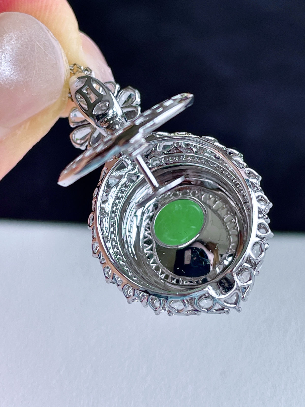 【镶嵌】高冰阳绿大蛋面大鸽子蛋吊坠  
【说明】缅料 18k金镶嵌 性价比高  
【整体】34.8-21.4-14.8
【裸石】15.7-15-6.5