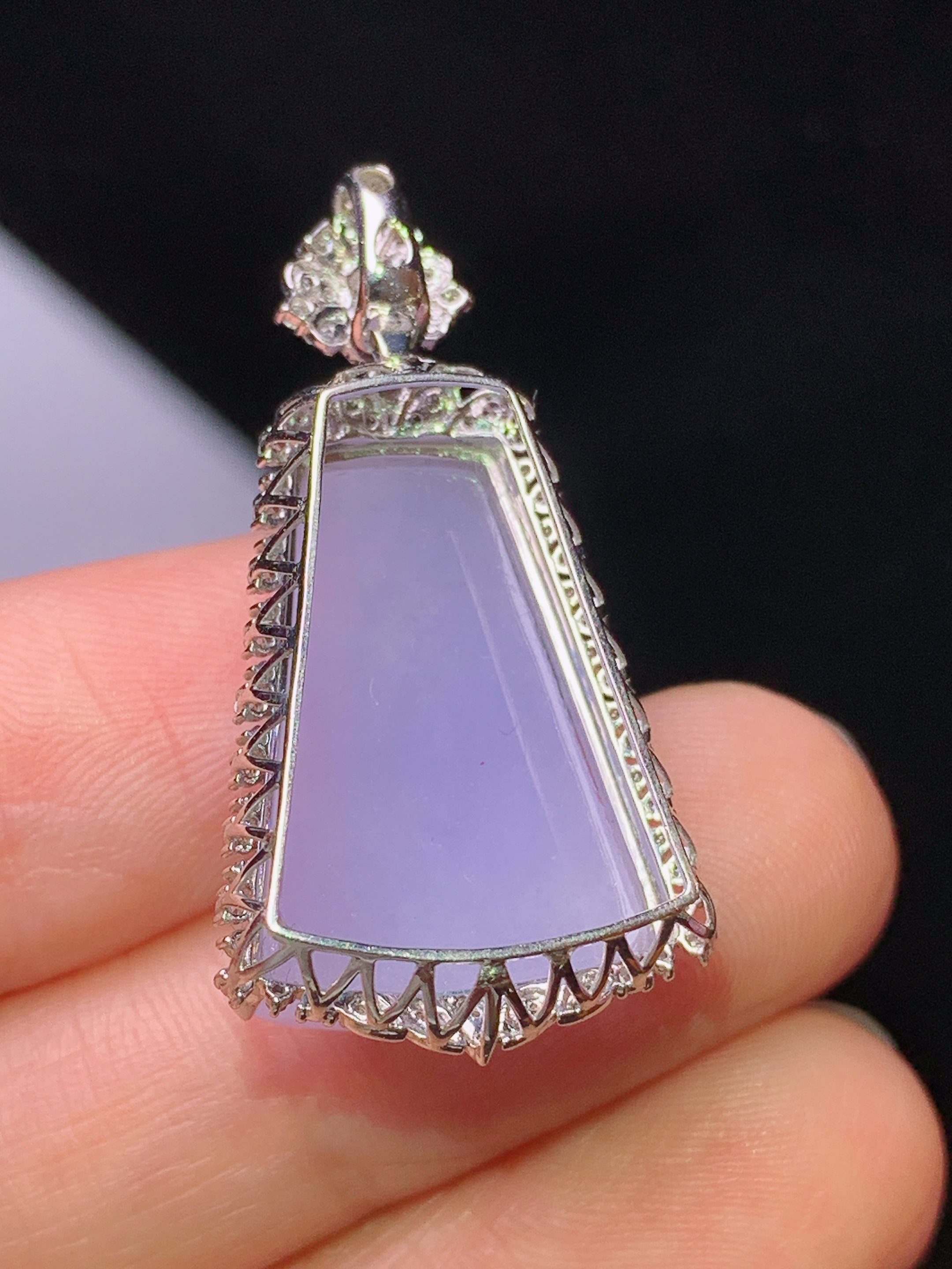 18k金钻镶嵌紫罗兰无事牌吊坠 玉质细腻 色泽艳丽清新 水润亮眼 整体尺寸33.3*17.2*10y4