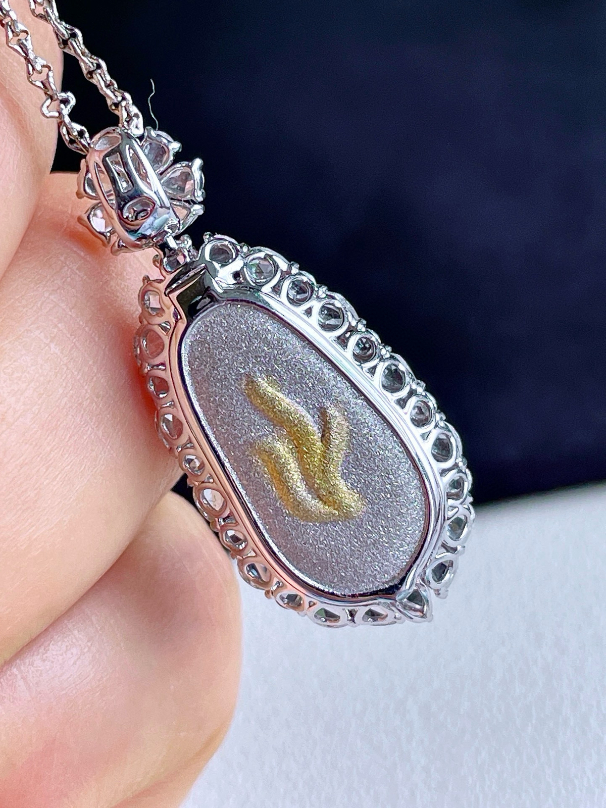 【镶嵌】高冰阳绿豆子阳绿福豆吊坠  
【说明】缅料 18k金镶嵌 性价比高  
【整体】32.5-14.3-11.8
【裸石】17-8.6-3.8