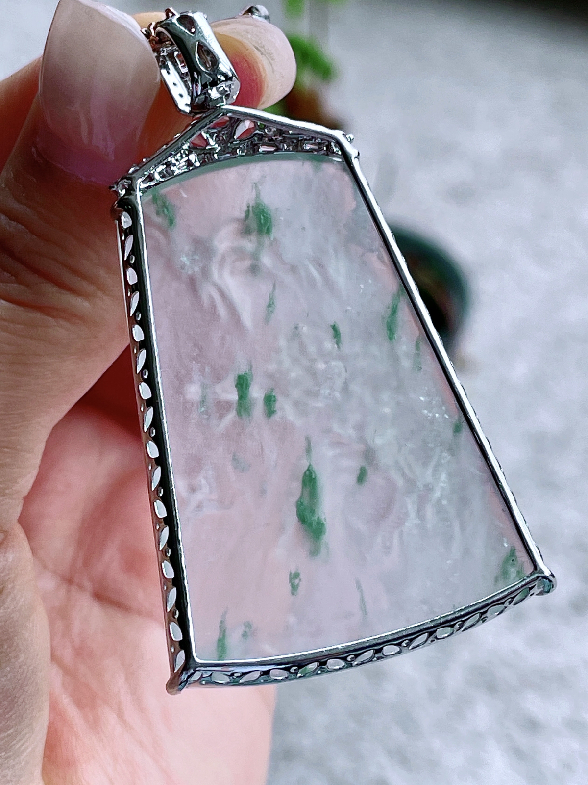 飘花大山水牌吊坠  
缅料 18k金镶嵌 完美 性价比高 
整体尺寸：63-36.3-8.3