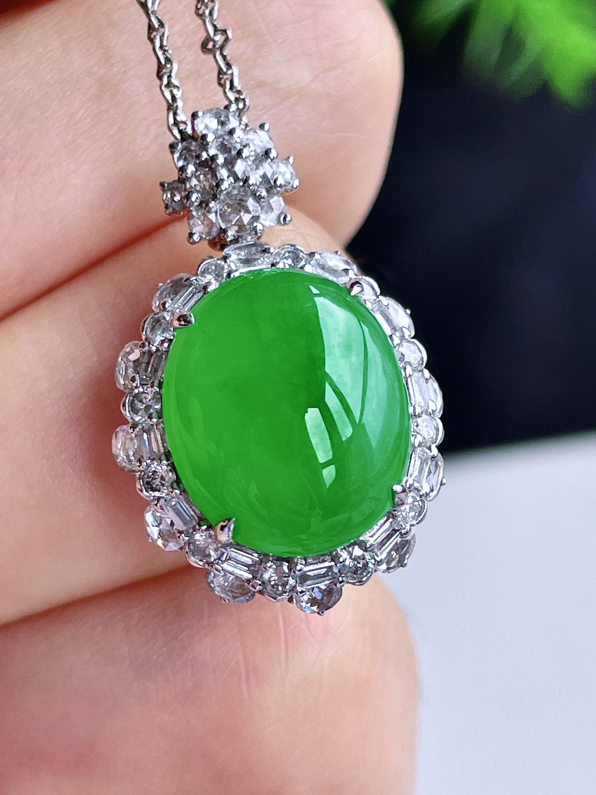 【镶嵌】高冰阳绿大蛋面满绿大鸽子蛋吊坠  
【说明】18k金镶嵌 性价比高  
【整体】27-17