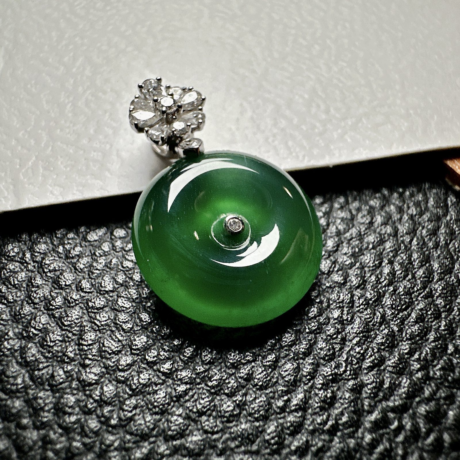 【冰种晴绿平安扣】质地细腻，品质很好，冰感十足，胶感明显，收藏品质，18k金钻镶嵌，裸石尺寸15.8*4.8毫米