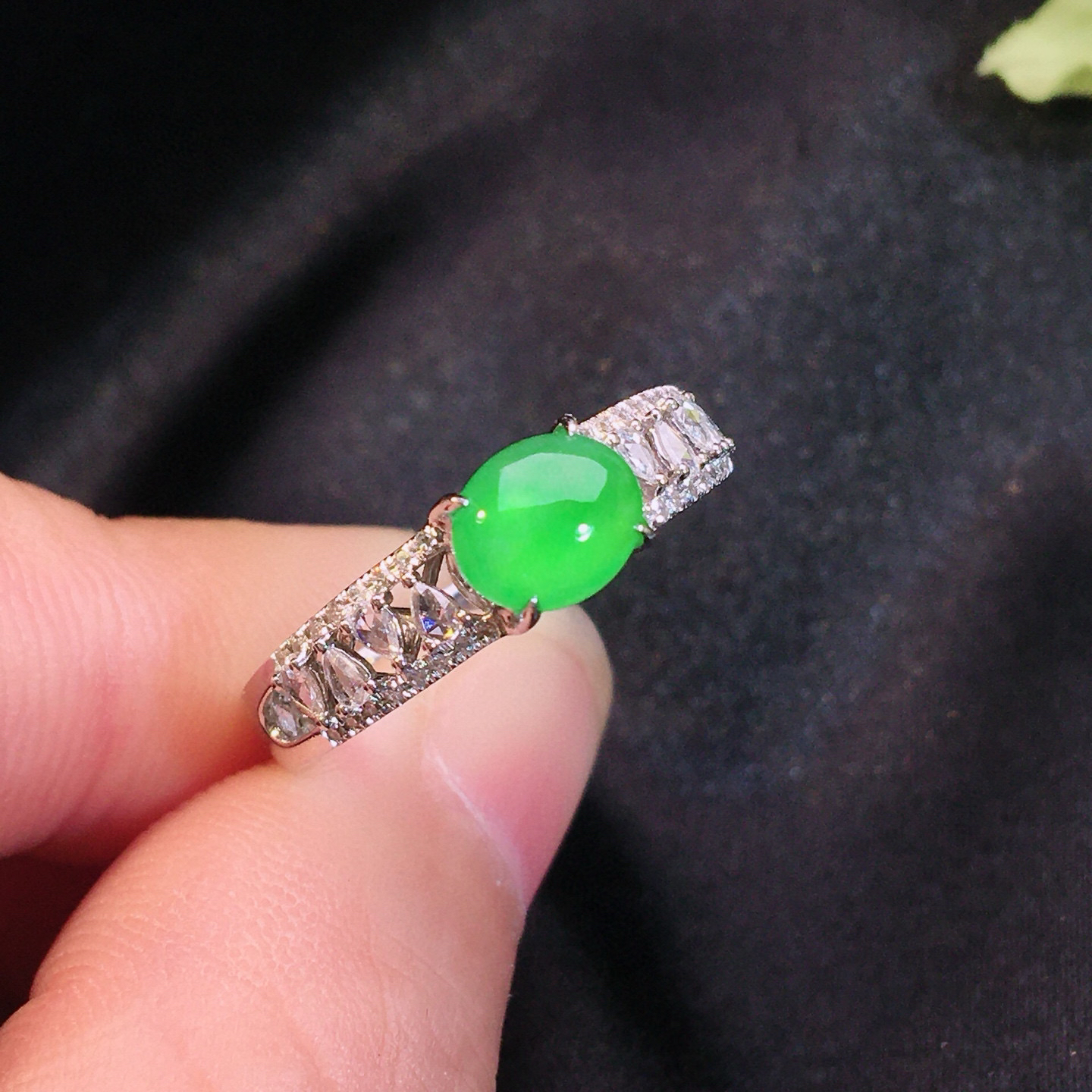 18k金镶嵌缅甸满绿翡翠蛋面戒指