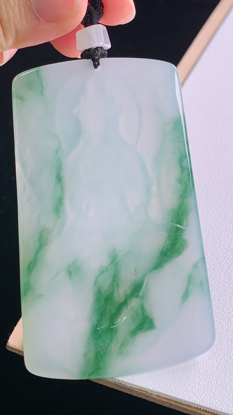 冰飘花普贤菩萨
花色灵动，水润清爽
尺寸:79.9-73.0-44.9-5.7mm