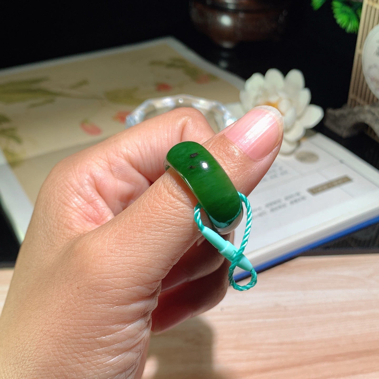 和田玉阳绿俄罗斯碧玉扳指挂件 内径20尺寸10/4！玉质细腻油润 底色纯净 脂粉好，品质好。lt260402